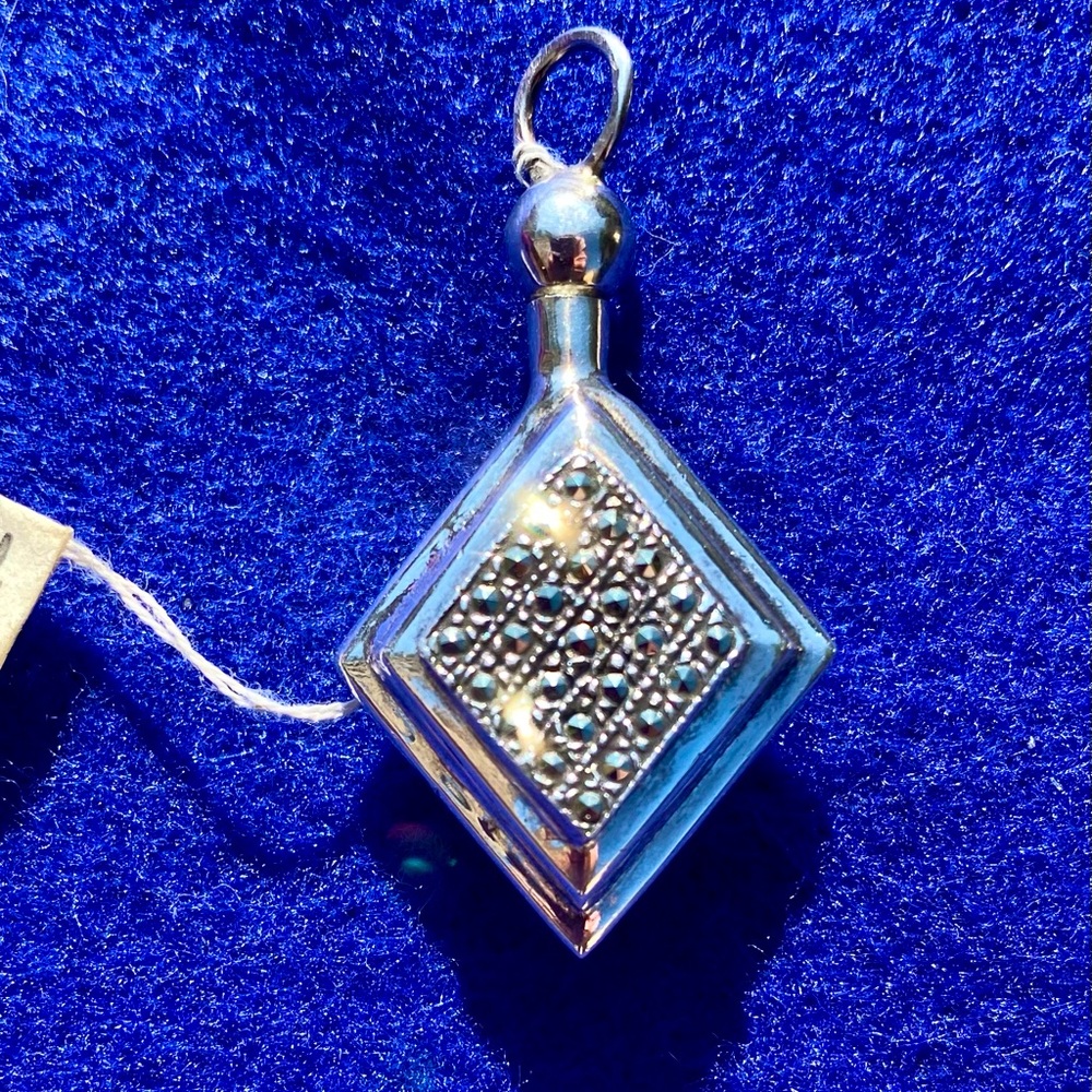Perfume pendant NWT